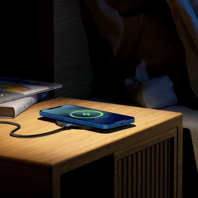 Telefon ładowany przy pomocy ładowarki indukcyjnej Baseus Digital LED Display Gen 2 BS-W526